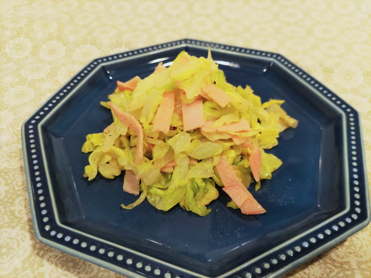 完成したキャベツとハムのコンソメ和え