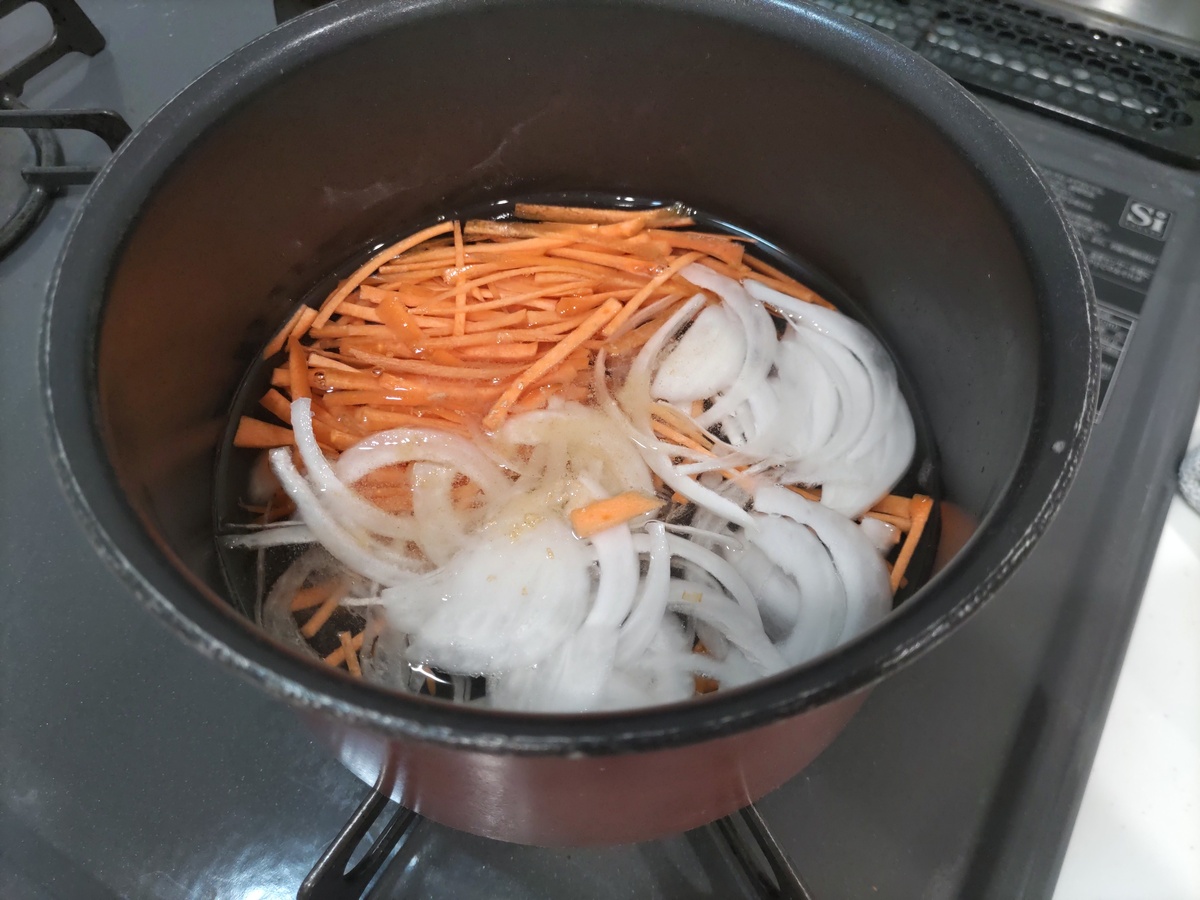 材料を鍋に入れて煮込む